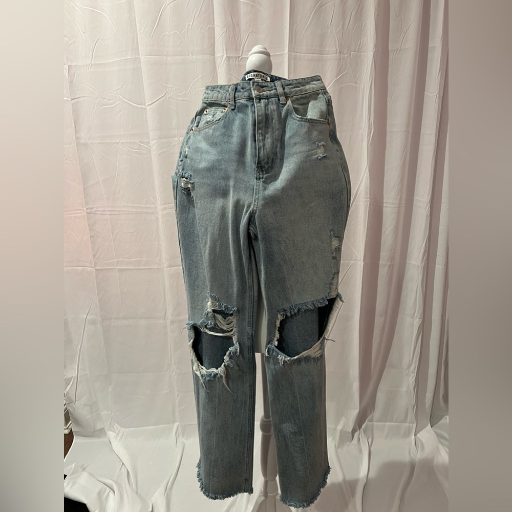 Ripped baggy jeans